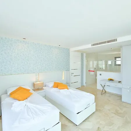Вилла Sleeps 10 With Pool Air Con And Wifi *